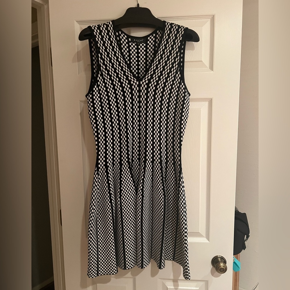 Black and white fitted knit dress with flare pleats